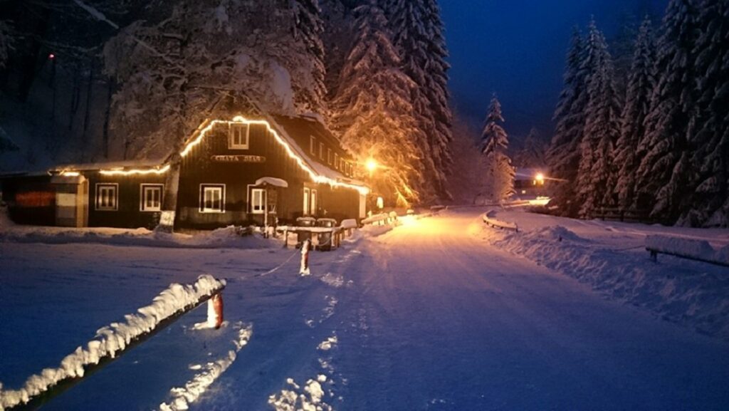 Chata DIAS v zimě večer